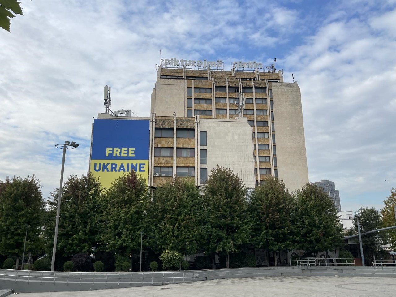 Zelenskiy’nin açıklaması sonrası Kosova’dan çok konuşulacak hamle: Dev bayrağı kaldırdılar