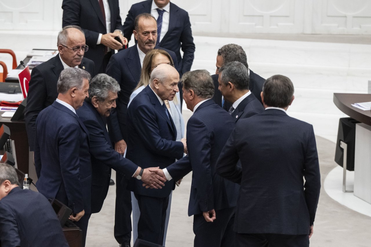 Bahçeli’den Özel’e dikkat çeken soru: Bir gecede 91 milletvekiline nasıl ulaştınız?