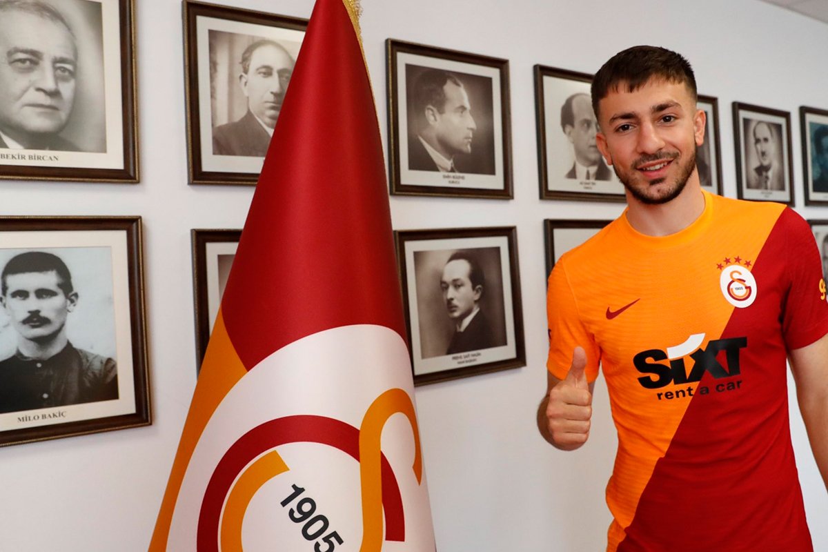 Halil Dervişoğlu,futbol kariyerinde  Sparta Rotterdam, Brentford, Twente, Burnley ve Hatayspor formaları da giydi.