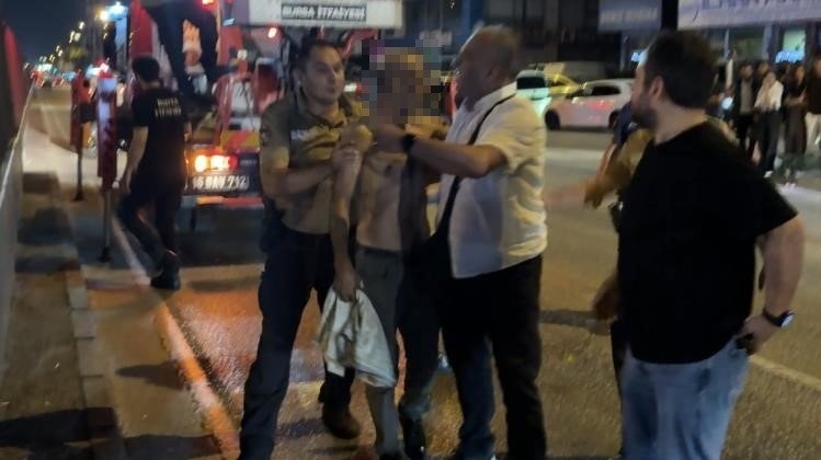 Bursa'da hareketli gece! Alkollü şahıs metro direğine çıktı: Ulaşım durdu, elektrik kesildi