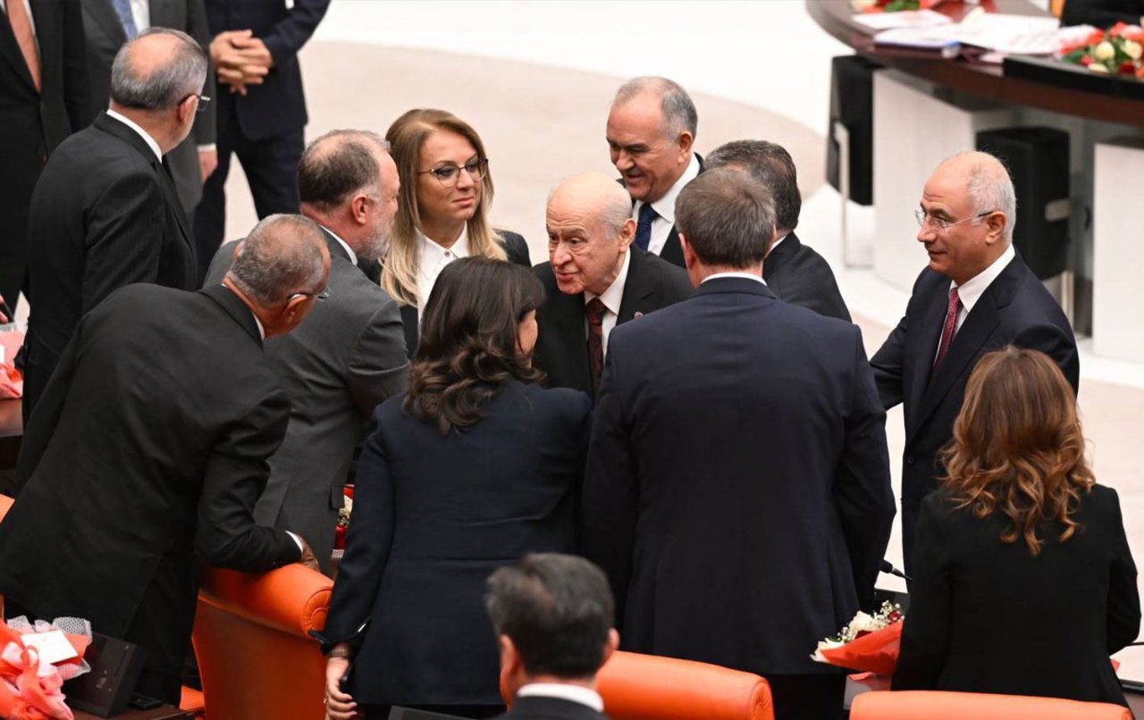 TBMM'nin 1 Ekim 2024'te yapılan açılışında, MHP Genel Başkanı Devlet Bahçeli, DEM Parti Eş Genel Başkanı Tuncer Bakırhan ve milletvekilleriyle tokalaştı.