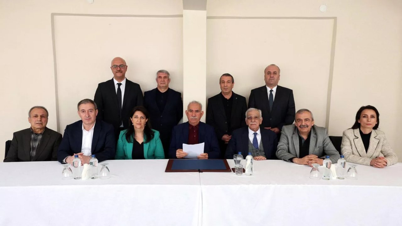 Öcalan’ “Tüm gruplar silah bırakmalı ve PKK kendini feshetmelidir” şeklindeki çağrı yaptı.  / 27 Şubat 2025