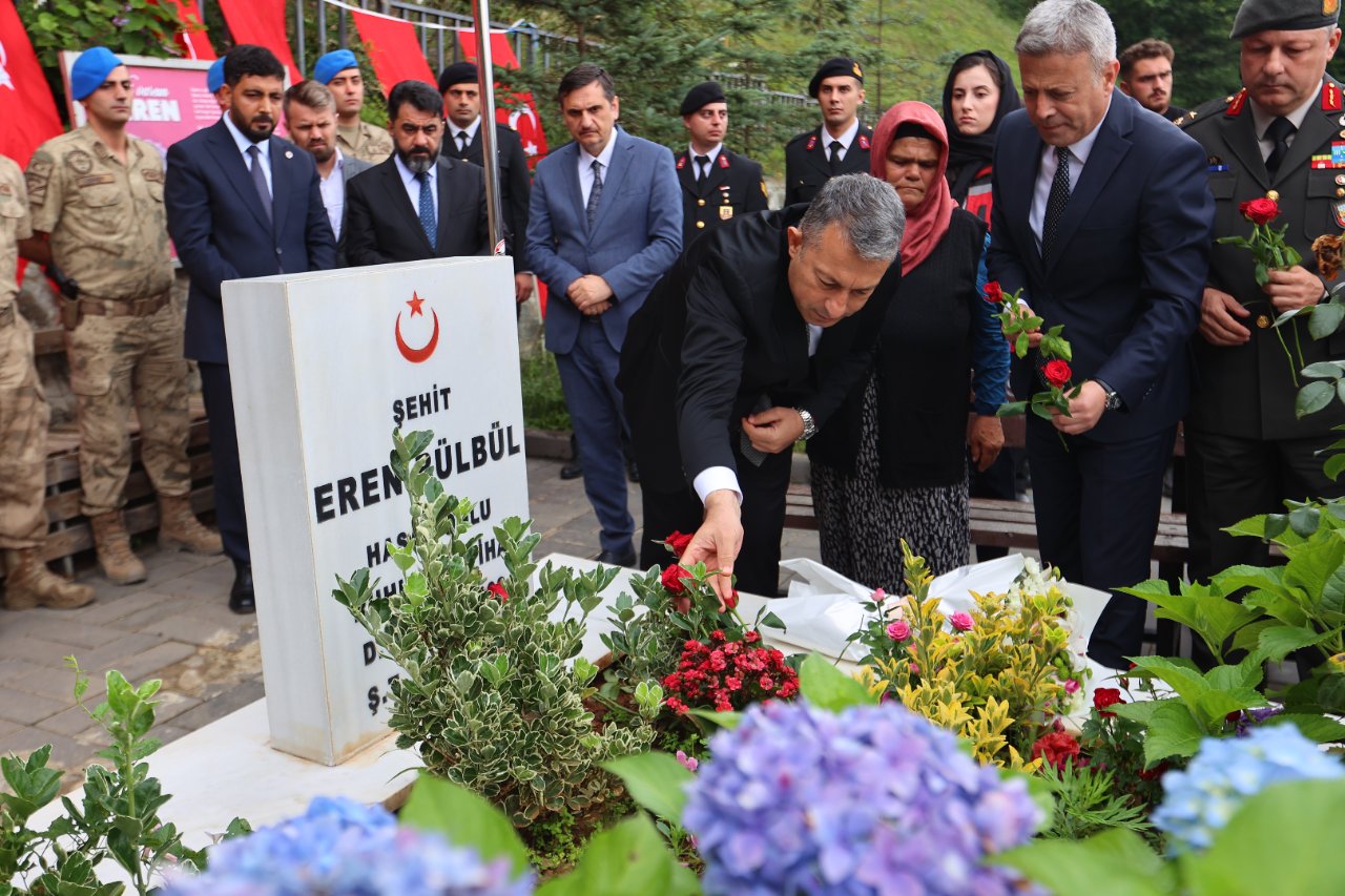 Eren Bülbül’ün mezarı başında yürek yakan sözler! ‘Sizlere göre 9, benim için 9 bin yıl geçti’