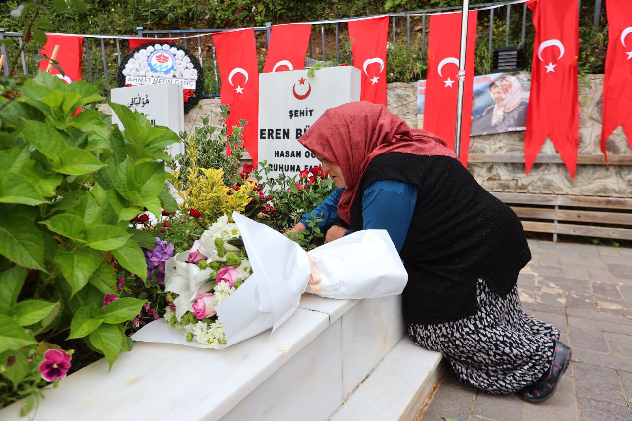 Eren Bülbül’ün mezarı başında yürek yakan sözler! ‘Sizlere göre 9, benim için 9 bin yıl geçti’