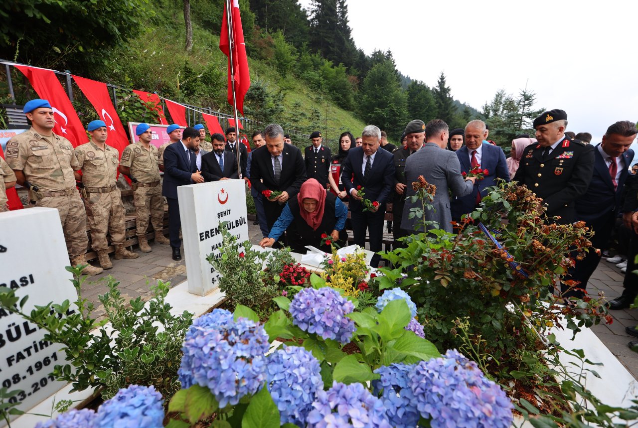 Eren Bülbül’ün mezarı başında yürek yakan sözler! ‘Sizlere göre 9, benim için 9 bin yıl geçti’