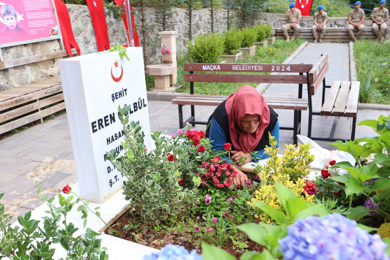 Eren Bülbül’ün mezarı başında yürek yakan sözler! ‘Sizlere göre 9, benim için 9 bin yıl geçti’