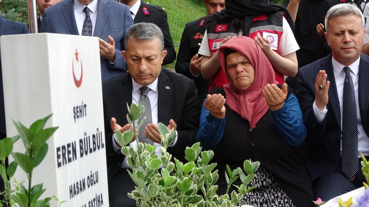 Eren Bülbül’ün mezarı başında yürek yakan sözler! ‘Sizlere göre 9, benim için 9 bin yıl geçti’