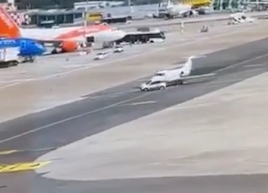Güvenlik kamerası kaydetti! Havalimanında özel jet ile hizmet aracı çarpıştı