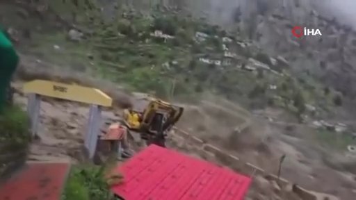 Hindistanı sel vurdu: Köprü ve kamyon sulara kapıldı