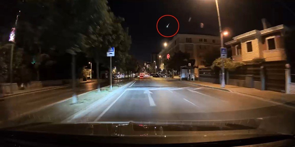 İstanbul'da heyecanlandıran görüntü! Göktaşının düşme anı kamerada