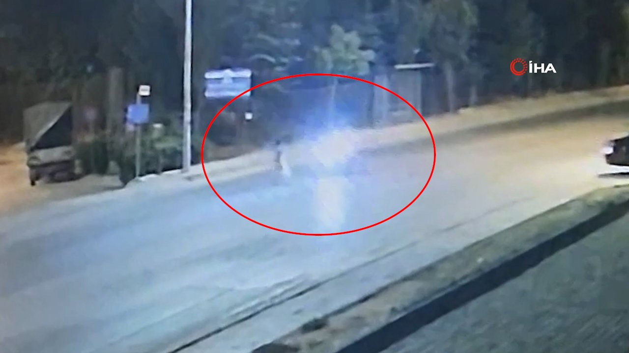 Karşıdan karşıya geçmeye çalışan çocuğa motosikletin çarptı! O anlar kamerada