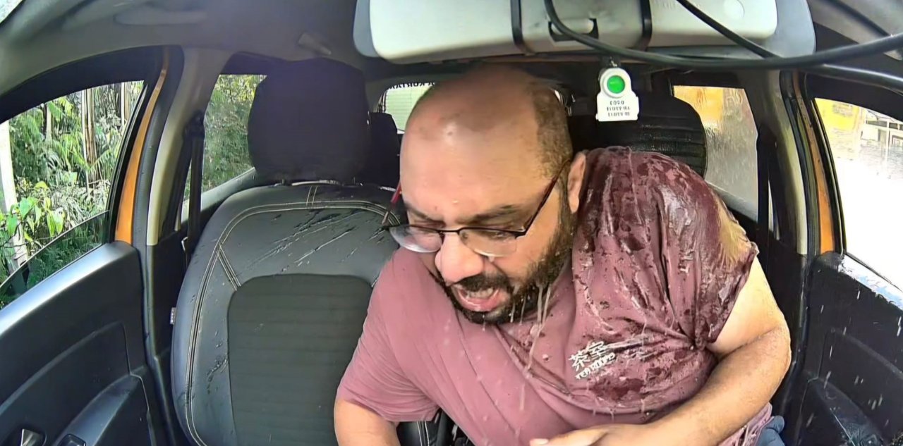 Kazayı olmasın diye durdu, neye uğradığını şaşırdı! Taksicinin başına gelen ilginç olay kamerada