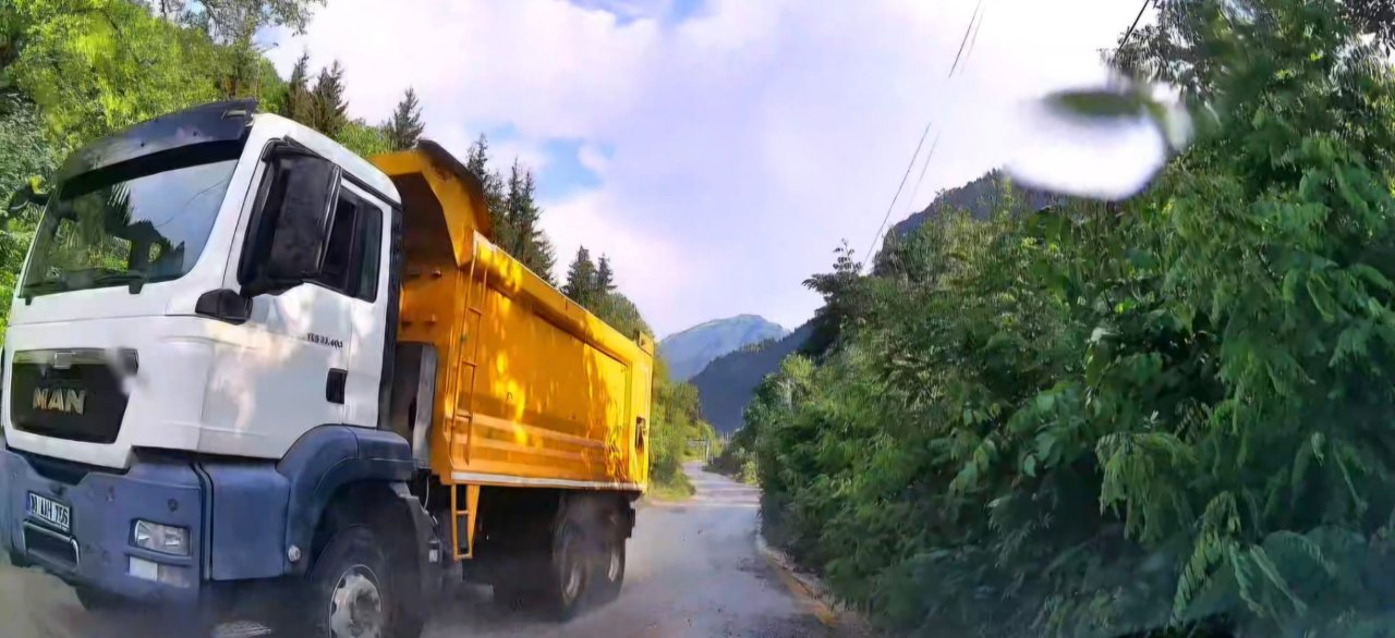 Kazayı olmasın diye durdu, neye uğradığını şaşırdı! Taksicinin başına gelen ilginç olay kamerada