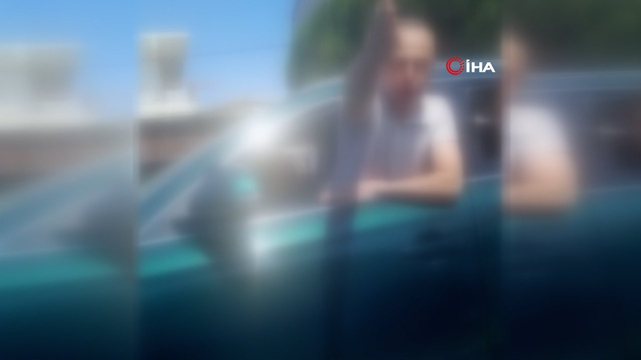 Küfür, tehdit ve taşlı saldırı! İzmir'de trafikteki yol kavgası saniye saniye kamerada