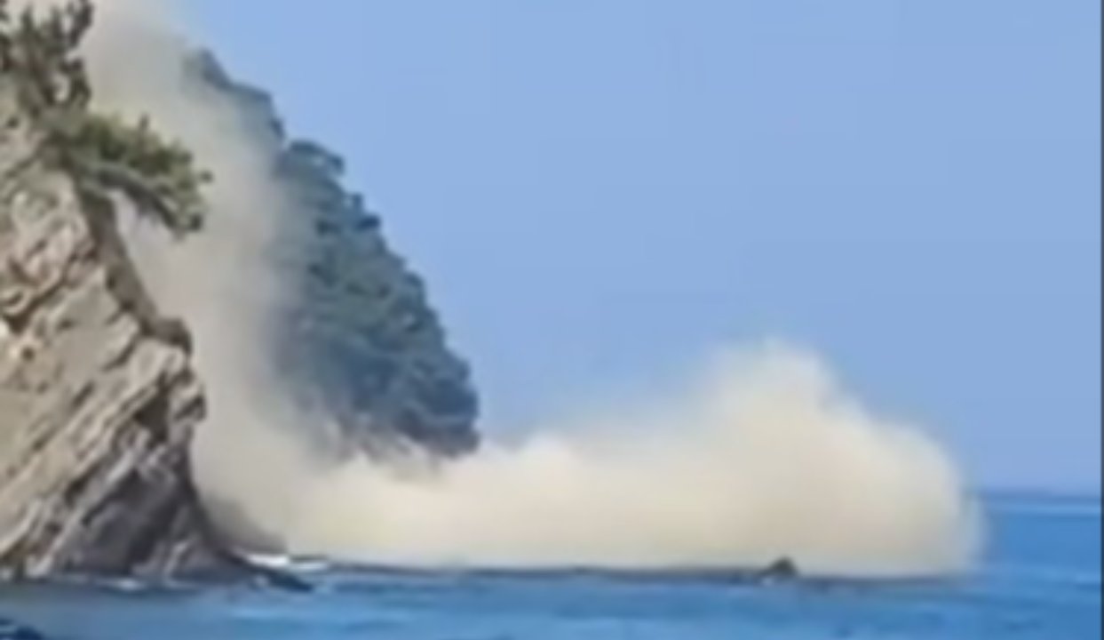 Mudanya'da korku dolu anlar! Denizde yüzerken üzerlerine toprak kaydı