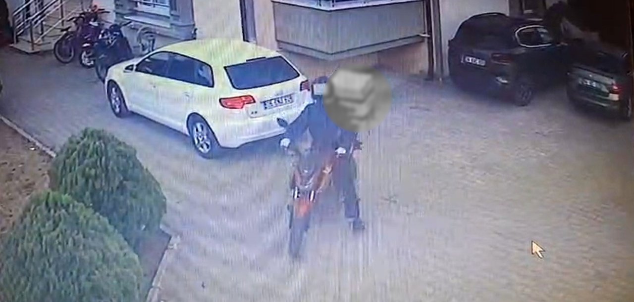 Sakarya'da pes dedirten hırsızlık! Kendi motosikleti gibi binip vitesi boşa alarak çaldı