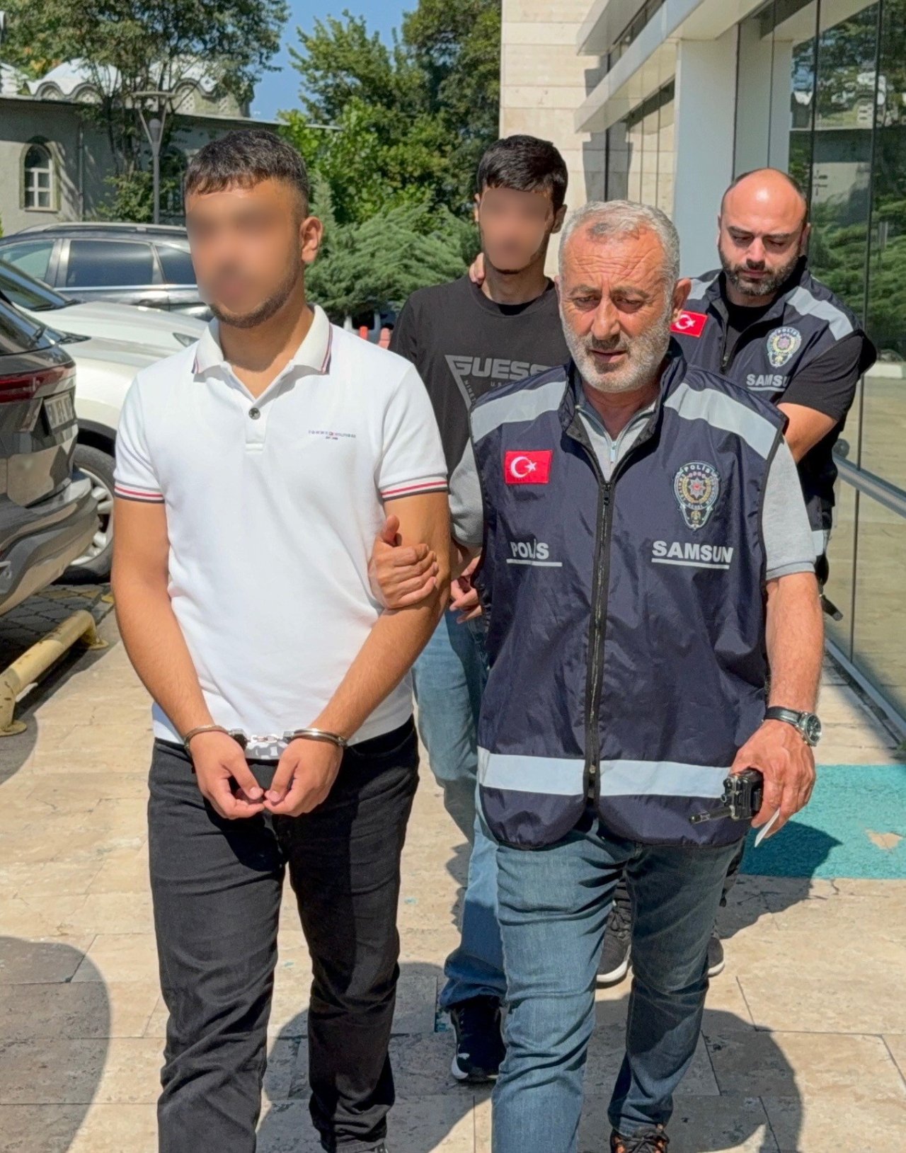Samsun'da kırtasiyeciyi darp eden 2 kişi tutuklandı