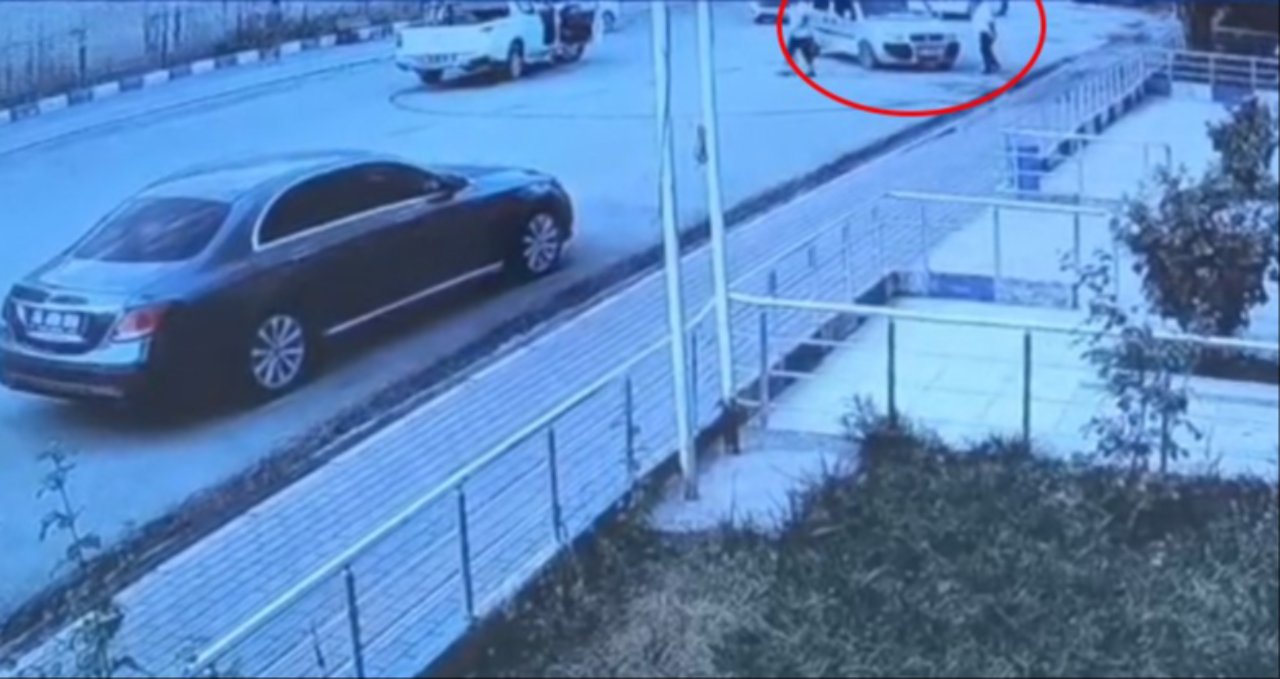 Siirt'te faciadan dönüldü! El freni çekilmeyen otomobili vatandaşlar son anda durdurdu