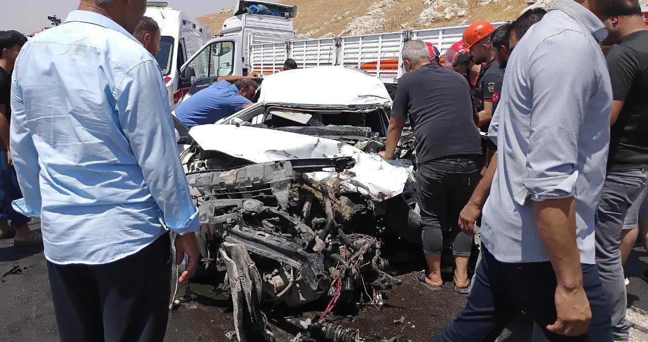 Tır ile otomobil kafa kafaya çarpıştı! Ağır yaralı sürücü için seferber oldular