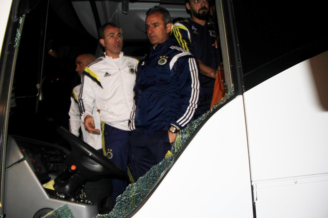 4 Nisan 2015'te, Trabzon'da Fenerbahçe otobüsüne düzenlenen silahlı saldırıdan görüntü