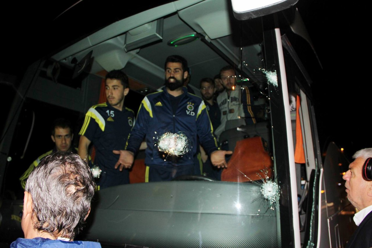 4 Nisan 2015'te, Trabzon'da Fenerbahçe otobüsüne düzenlenen silahlı saldırıdan görüntü