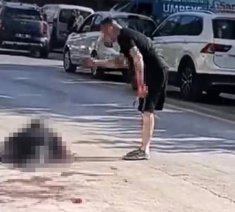 Bıçaklayarak öldürdüğü kişinin başında bağırarak bekledi