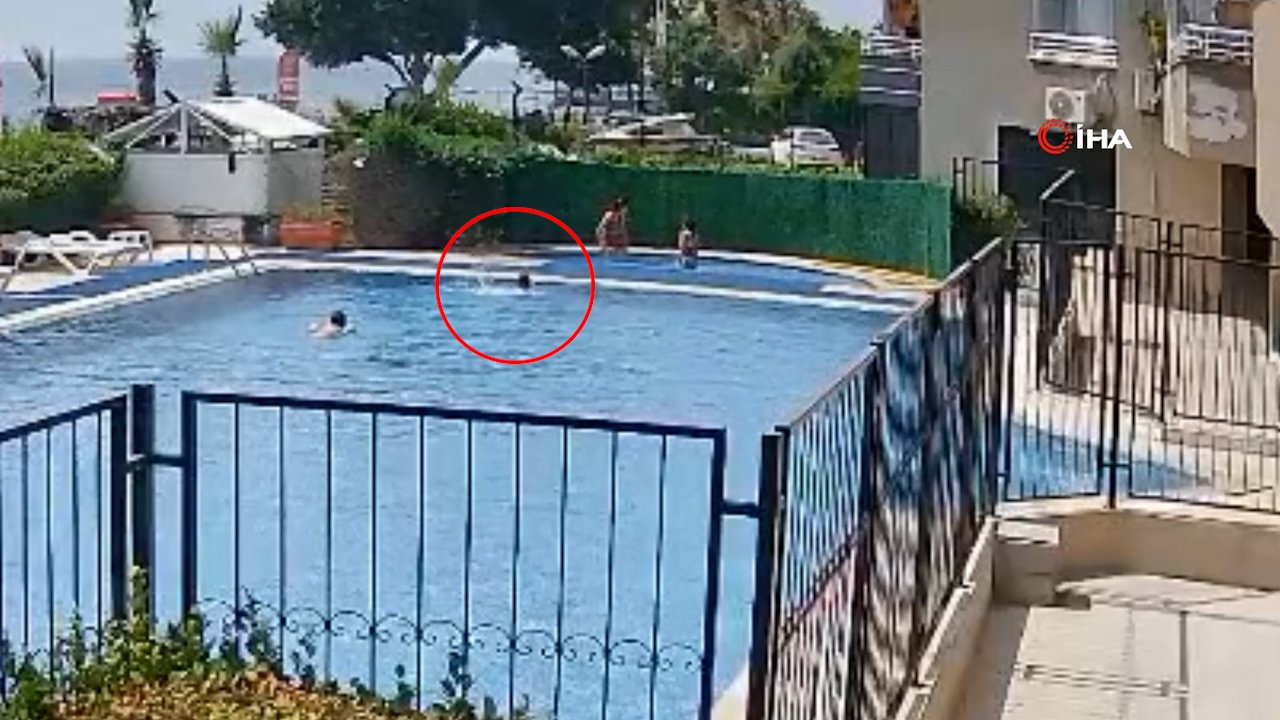 Boğulmak üzere olan çocuğu havuz görevlisi kurtardı! O anlar kamerada