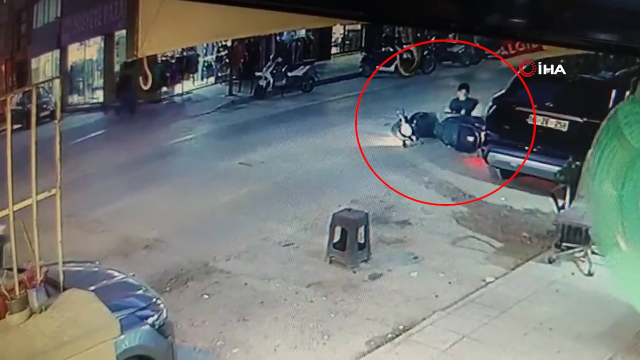 Bursa'da görünmez kaza! Açık bırakılan çukur motosikletliyi böyle düşürdü