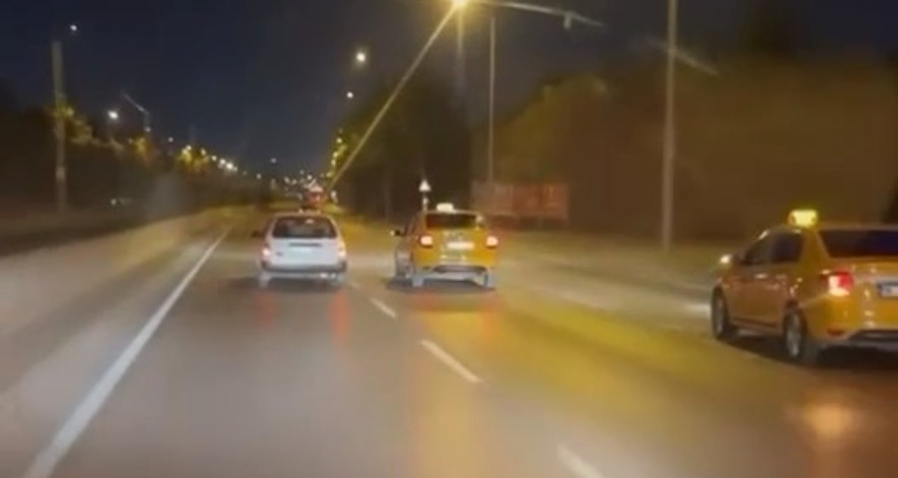 Bursa'da taksicilerden tehlikeli inatlaşma! Seyir halindeki aracı böyle kıskaca aldılar