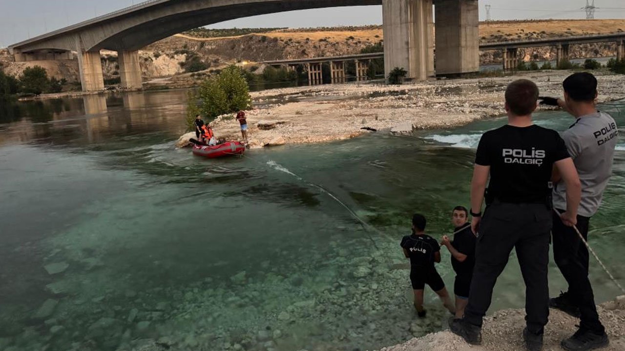 Eğlenceleri kabusa döndü! Sular bir anda yükseldi, Fırat Nehri'nde mahsur kaldılar... 