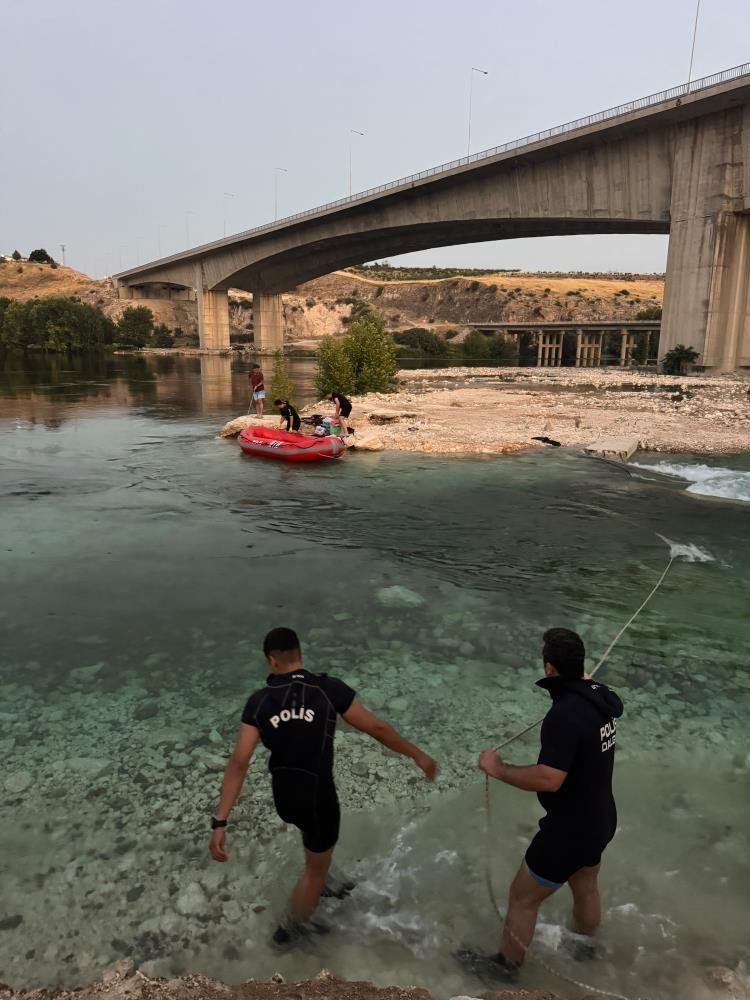 Eğlenceleri kabusa döndü! Sular bir anda yükseldi, Fırat Nehri'nde mahsur kaldılar...
