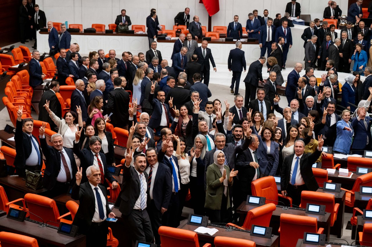 Fırtınalarla dolu 10 ay! Meclis'te bir yasama yılı böyle geçti