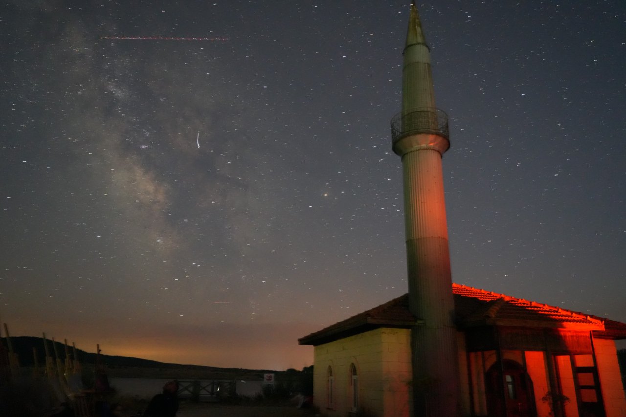 Gökyüzünde görsel şölen! Perseid meteor yağmurunu izlemek için akın ettiler