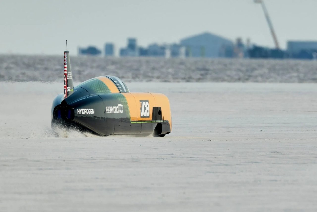 Hidrojenle 653 km/s hız! 1.600 beygirlik JCB Hydromax dünya rekoru kırdı