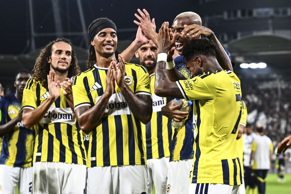 Fenerbahçeli futbolcuların Fred'i alkışladığı an