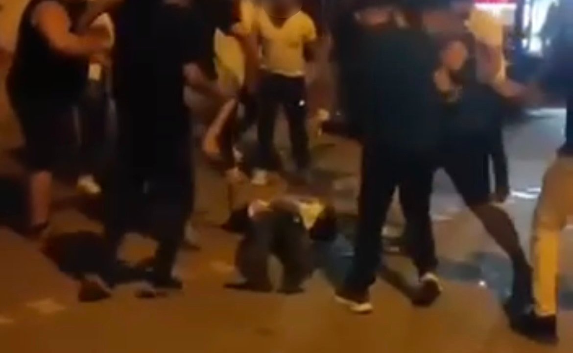 Kadını darbeden şahsı mahalleli böyle linç etti! Dehşet anları kamerada, 2 kişi tutuklandı