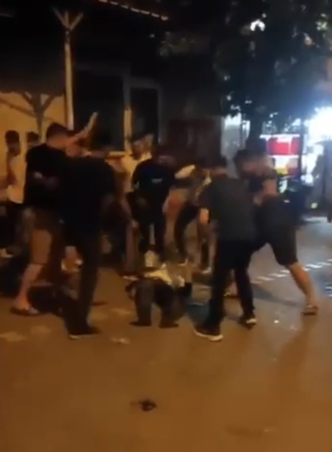 Kadını darp eden saldırganı mahalleli linç etti! Yoğun bakıma kaldırıldı