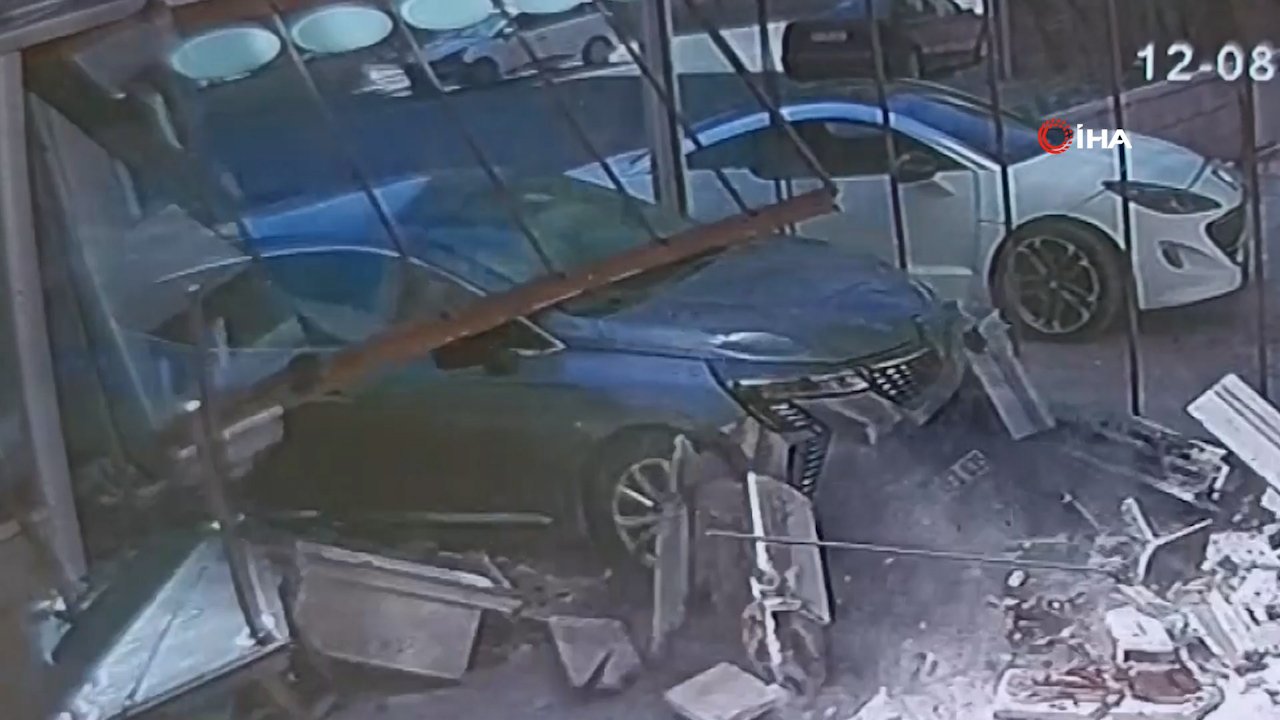 Kayseri'de akılalmaz kaza! Savrulan otomobil duvarı yıkıp pide fırınına daldı