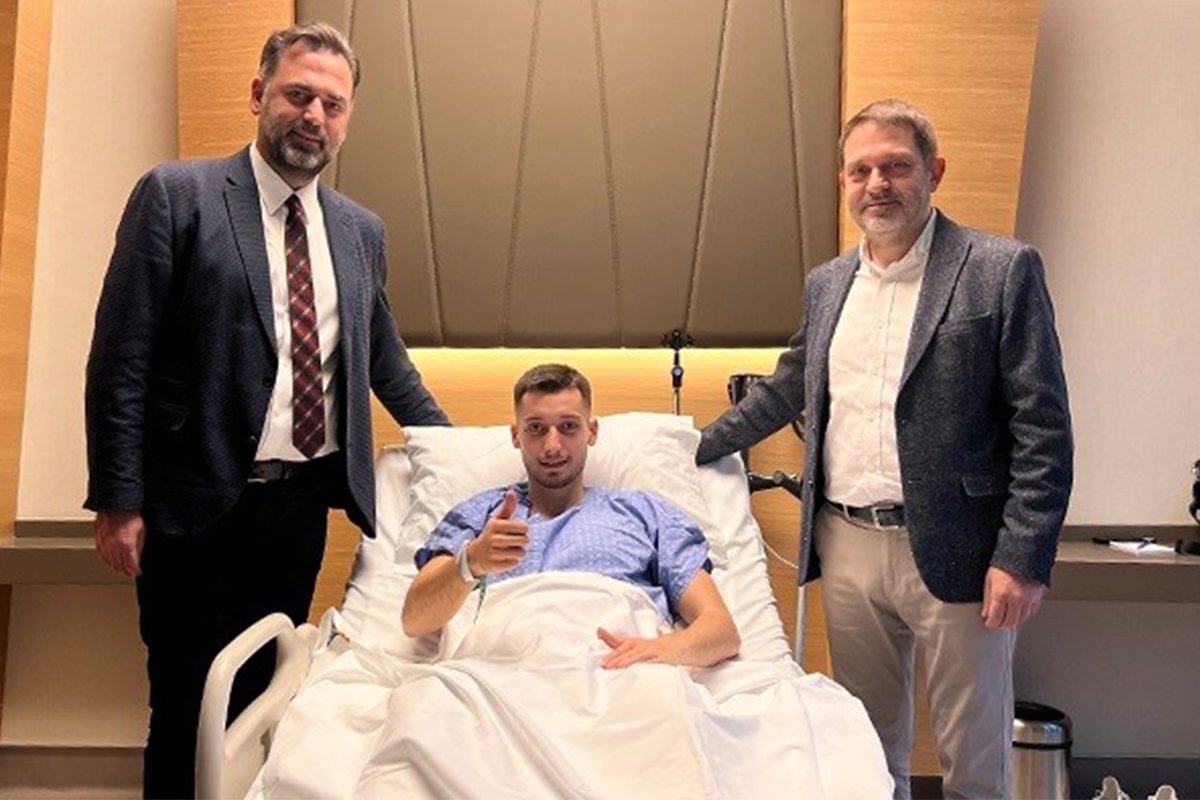 2 Nisan 2023'te oynanan Fenerbahçe-Beşiktaş derbisinde sakatlanan Tayyip Talha Sanuç, sağ diz ön çapraz bağ ve menisküs yaralanması sebebiyle ameliyat olmuştu.