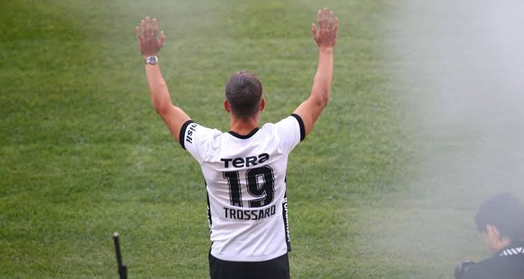 Beşiktaş’ın Arsenal’den transfer ettiği Leandro Trossard, yaklaşık 20 bin taraftarın önünde gerçekleştirilen törenle sözleşme imzaladı.