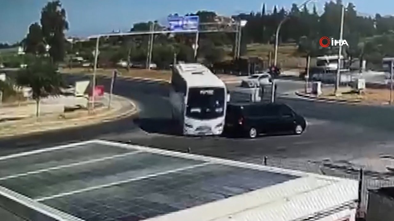 Antalya'da ilginç kaza kamerada! Refüjü aşıp çarptı, plakasını alıp yoluna devam etti