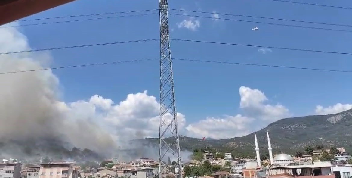 Balıkesir Edremit'te Kazdağı eteklerinde orman yangını! 9 uçak, 6 helikopter müdahale ediyor