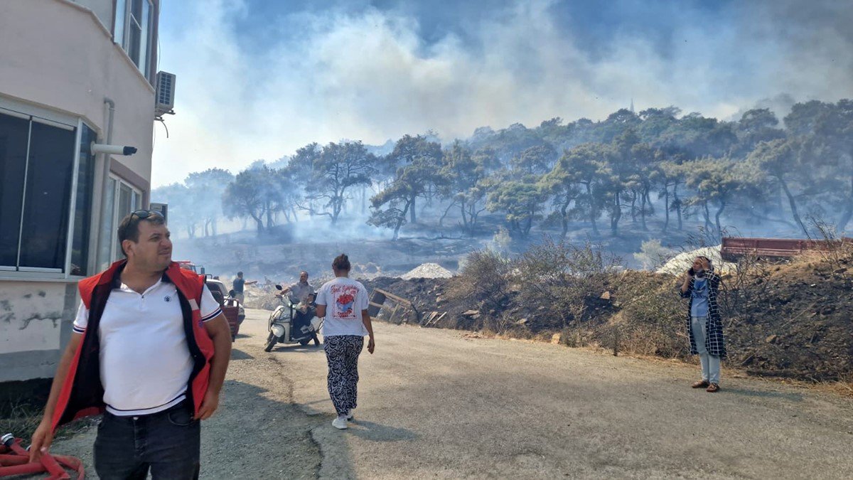 Balıkesir Edremit'te Kazdağı eteklerinde orman yangını! 9 uçak, 6 helikopter müdahale ediyor
