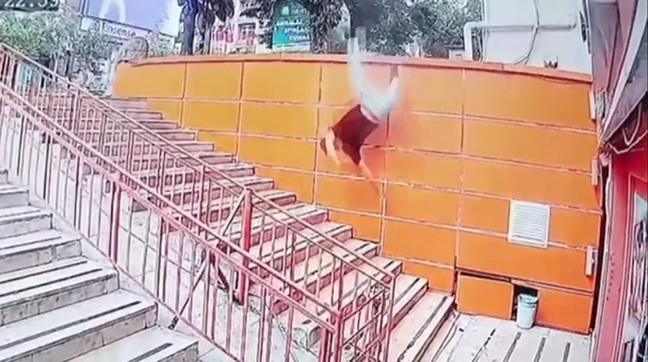 Duvarın üzerinde sızdı, dengesini kaybedip merdivenlere çakıldı! O anlar kamerada