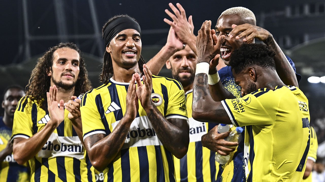 Fenerbahçe'de beklenen ayrılık gerçekleşti: 3.5 yıllık imza!