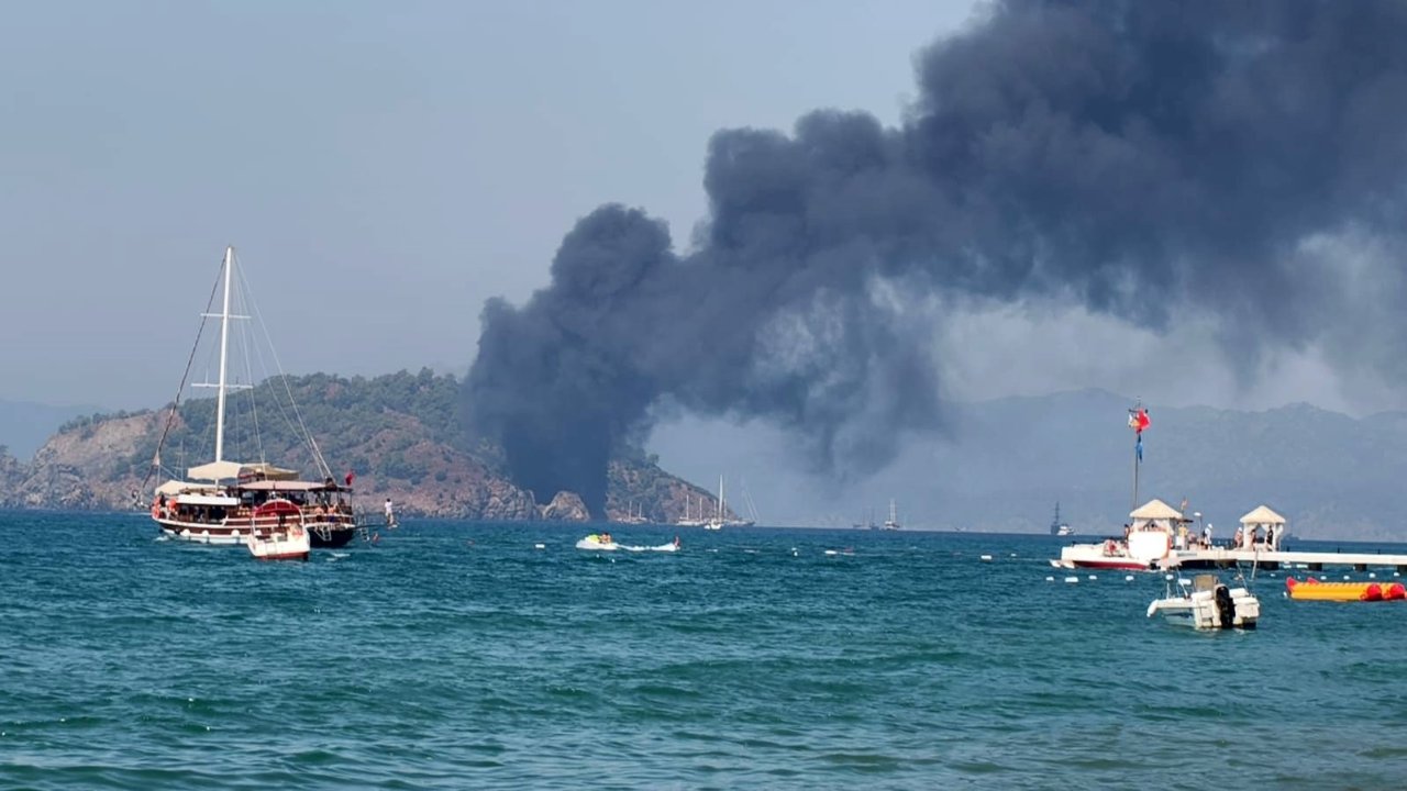 Fethiye’de tur teknesinde korku dolu anlar! Yangın çıktı, 115 kişi kaçacak yer aradı