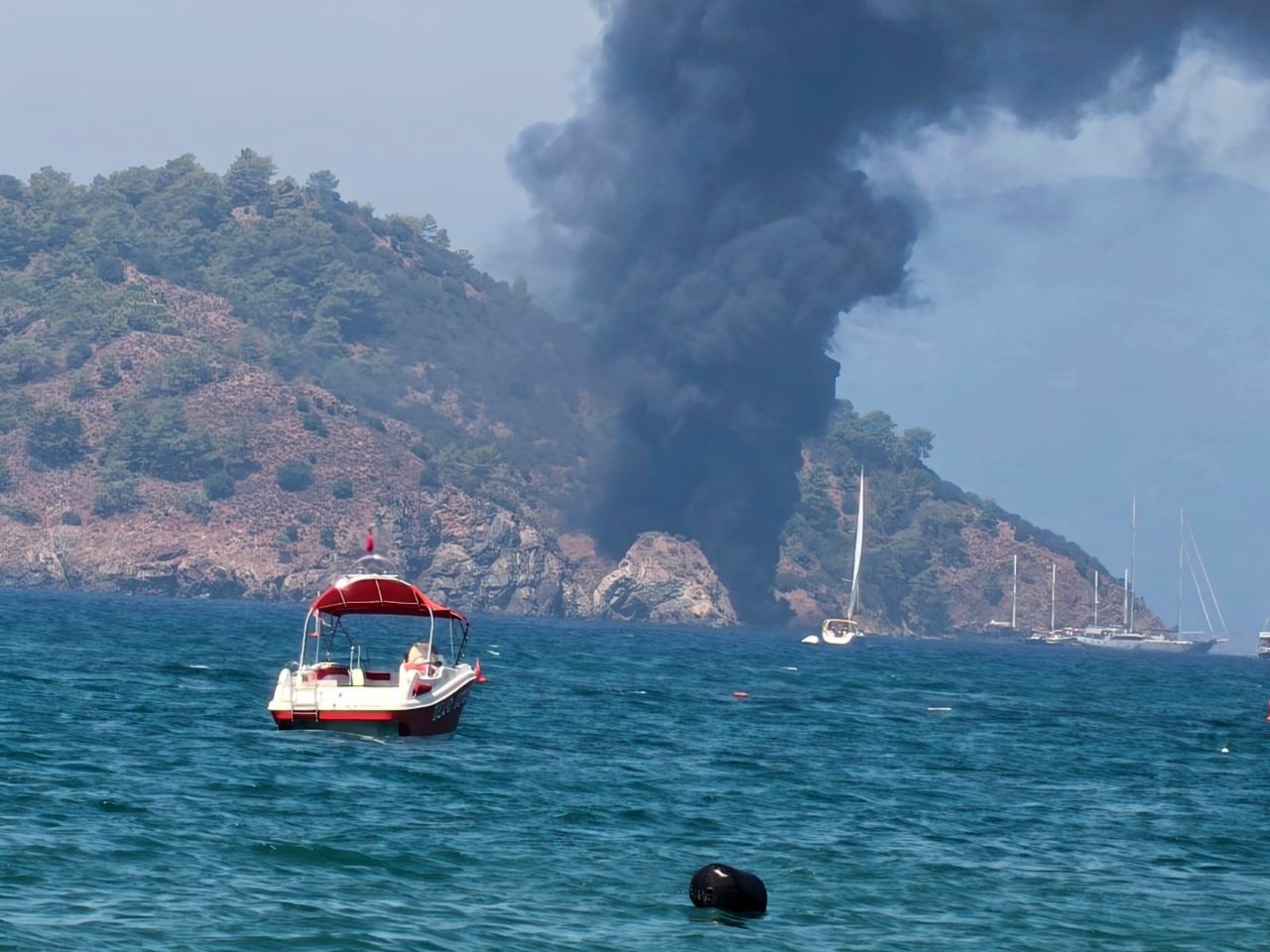 Fethiye’de tur teknesinde korku dolu anlar! Yangın çıktı, 115 kişi kaçacak yer aradı