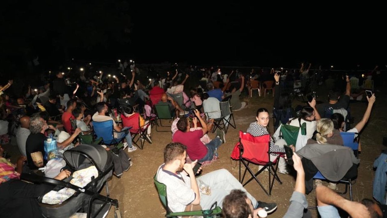 Görmek için araçlarını bırakıp kilometrelerce yürüdüler! Bursa'da tarihi gece: Binlerce kişi akın etti