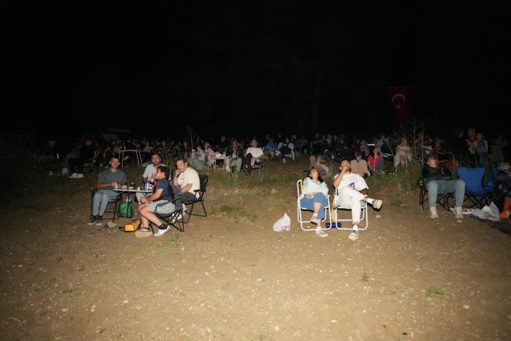 Görmek için araçlarını bırakıp kilometrelerce yürüdüler! Bursa'da tarihi gece: Binlerce kişi akın etti