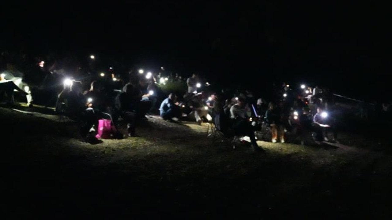 Görmek için araçlarını bırakıp kilometrelerce yürüdüler! Bursa'da tarihi gece: Binlerce kişi akın etti